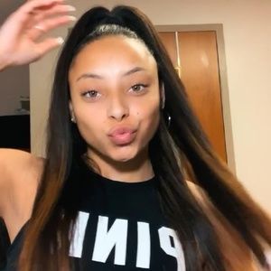 Meet your Posher, Alexis